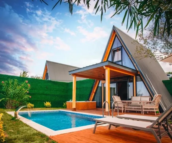 Deluxe Bungalow 2+1, Göl Manzaralı, Özel Havuzlu ve Jakuzili