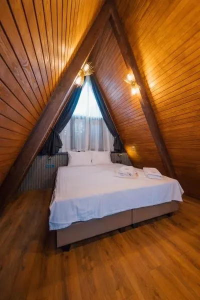 Deluxe Bungalow 2+1, Göl Manzaralı, Özel Havuzlu ve Jakuzili